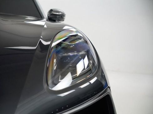 Certified 2025 Porsche Macan image 7