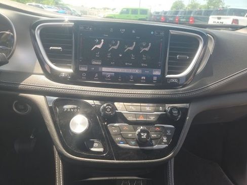 Used 2024 Chrysler Pacifica Limited FWD image 30