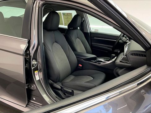 Used 2019 Toyota Camry LE FWD image 5
