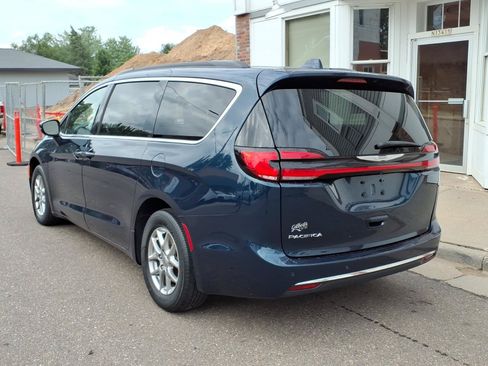 Used 2022 Chrysler Pacifica Touring FWD image 8