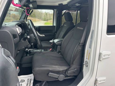 Used 2018 Jeep Wrangler Unlimited Sahara w/ Connectivity Group AWD/4WD image 9