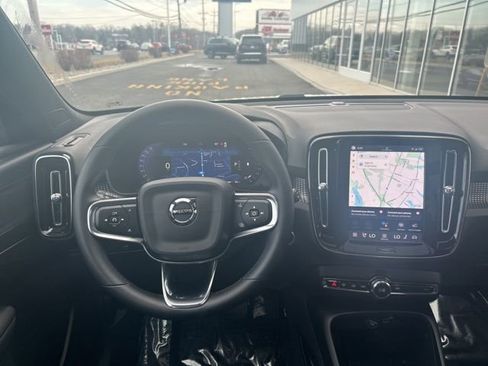 Certified 2025 Volvo XC40 B5 Plus AWD/4WD image 18