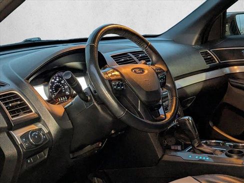 Used 2017 Ford Explorer XLT w/ Equipment Group 202A image 5