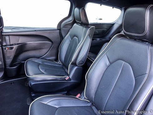 Used 2022 Chrysler Pacifica Limited w/ Uconnect Theater Family Group image 17