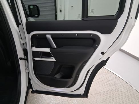 Used 2022 Land Rover Defender 110 X-Dynamic SE AWD/4WD image 31