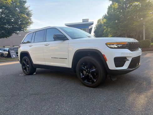 Used 2023 Jeep Grand Cherokee Altitude AWD/4WD image 2