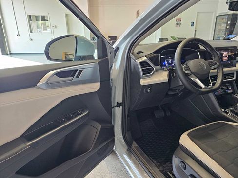 New 2025 Volkswagen Taos SE image 19