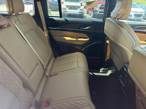 Used 2025 Jeep Grand Cherokee Summit AWD/4WD image 32