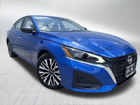 Used 2025 Nissan Altima 2.5 SV FWD image 3