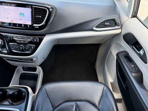 Used 2023 Chrysler Pacifica Touring-L FWD image 14