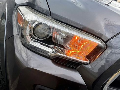 Used 2017 Toyota Tacoma SR5 image 28