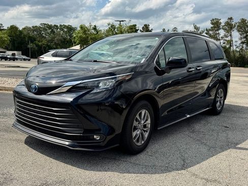 Used 2025 Toyota Sienna XLE FWD image 3