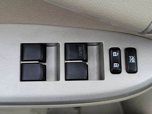 Used 2013 Toyota Corolla LE FWD image 21