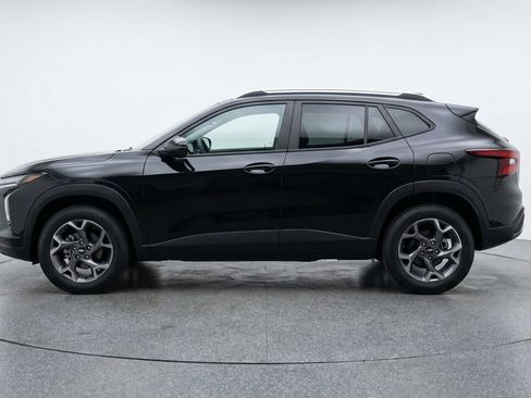 Used 2025 Chevrolet Trax LT FWD image 5