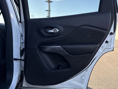 Used 2019 Jeep Cherokee Latitude w/ Popular Appearance Group image 27