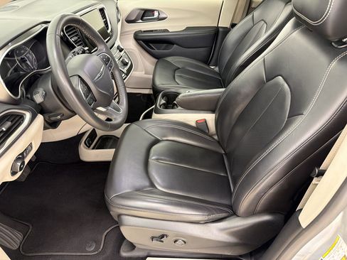 Used 2023 Chrysler Pacifica Touring-L FWD image 5