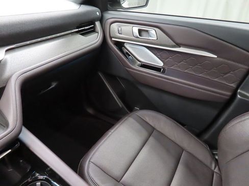 Used 2025 Ford Explorer Platinum w/ LUX Leather Package AWD/4WD image 34