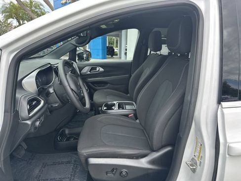 Used 2024 Chrysler Pacifica Touring FWD image 30