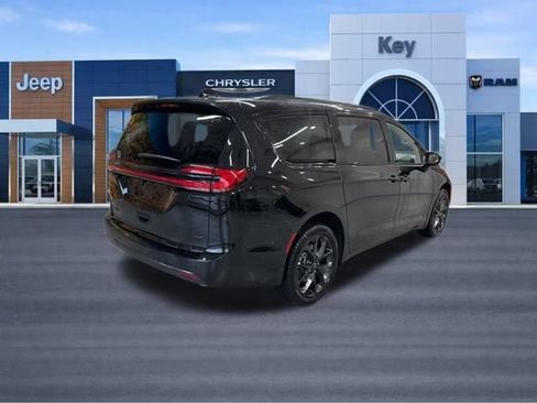 New 2026 Chrysler Pacifica Select w/ S Appearance Package image 6