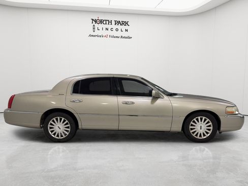 Used 2004 Lincoln Town Car Signature RWD image 6