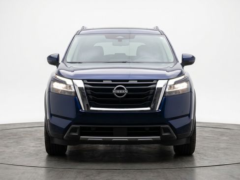 Used 2025 Nissan Pathfinder SV FWD image 2