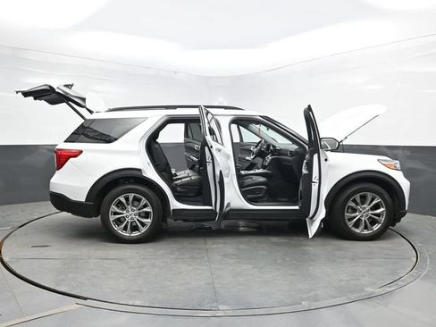Used 2022 Ford Explorer XLT w/ Equipment Group 202A AWD/4WD image 40