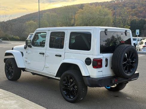 Used 2024 Jeep Wrangler Unlimited Sahara AWD/4WD image 4