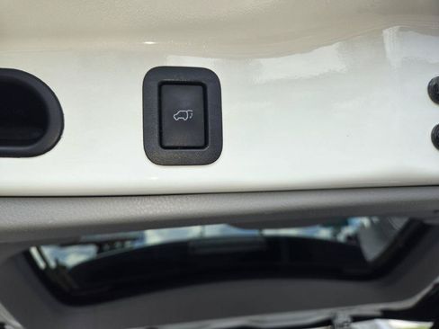 Used 2016 Toyota Highlander Limited FWD image 19