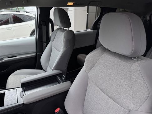 Used 2025 Toyota Sienna LE FWD image 11
