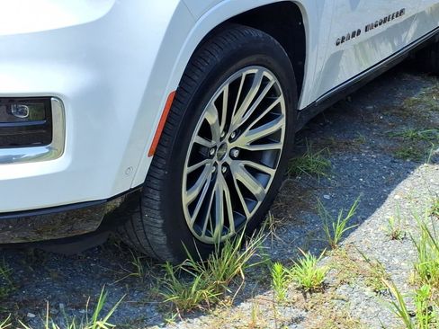 Used 2023 Jeep Grand Wagoneer Series III AWD/4WD image 3