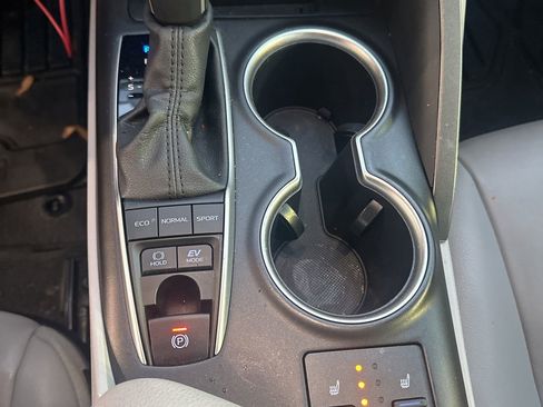 Used 2022 Toyota Camry XLE image 13