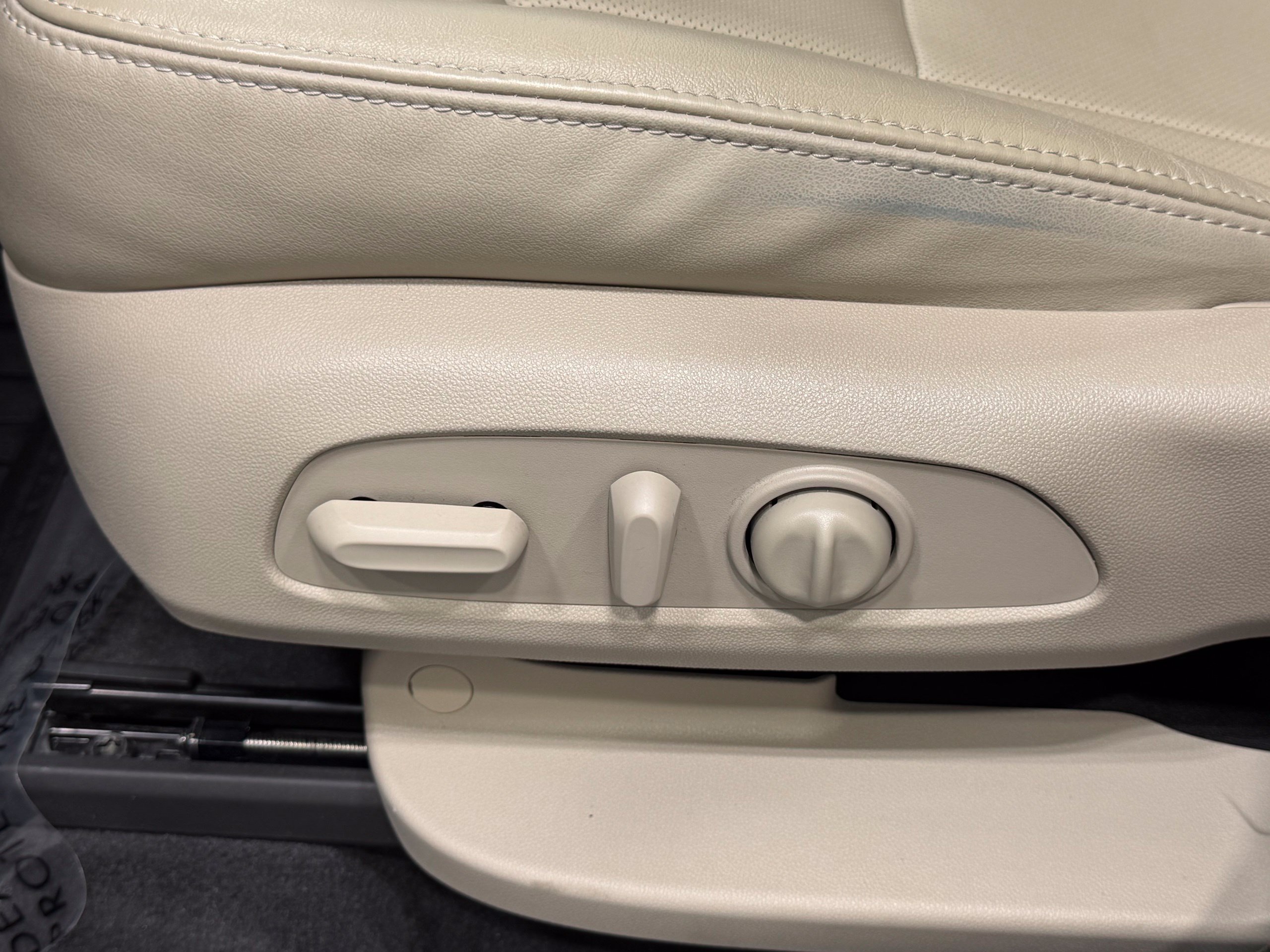 Used 2020 Buick Enclave Essence w/ Sound and Sites Package AWD/4WD image 48
