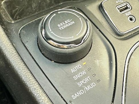 Used 2019 Jeep Cherokee Latitude Plus w/ Cold Weather Group AWD/4WD image 14