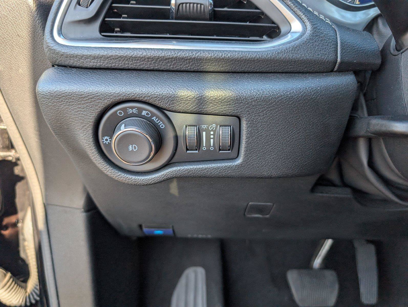 Used 2025 Chrysler Pacifica Limited FWD image 29