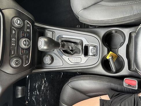Used 2019 Jeep Cherokee Limited AWD/4WD image 9