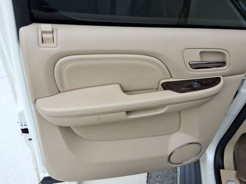Used 2012 Cadillac Escalade ESV Luxury AWD/4WD image 19