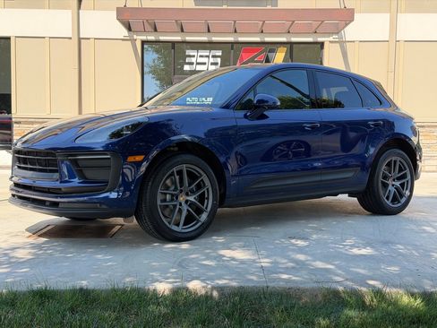 Used 2022 Porsche Macan AWD/4WD image 1