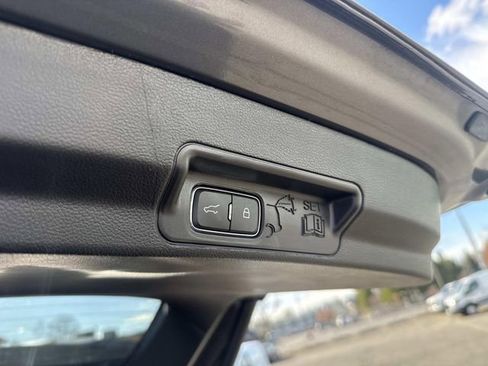 Certified 2022 Ford Explorer XLT w/ Equipment Group 202A image 9