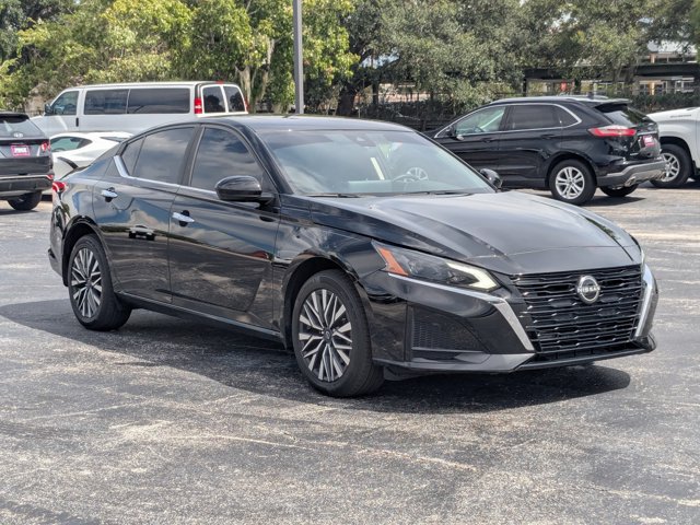 Used 2024 Nissan Altima 2.5 SV w/ SV Premium Package AWD/4WD image 3