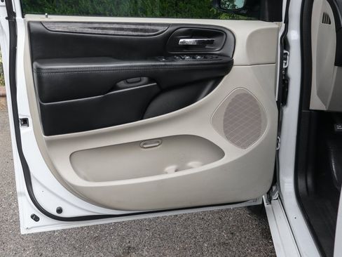 Used 2019 Dodge Grand Caravan SE image 14