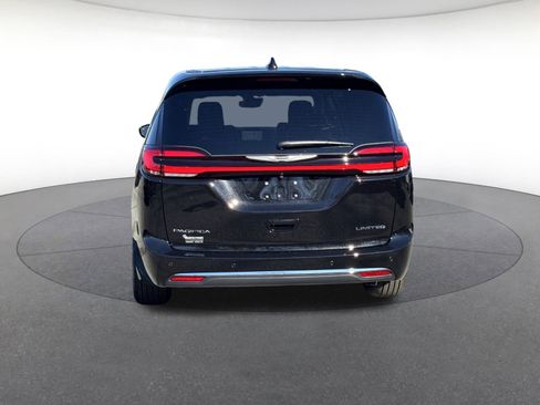 New 2026 Chrysler Pacifica Limited image 4