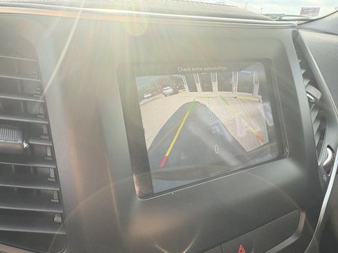 Used 2019 Jeep Cherokee Latitude w/ Cold Weather Group image 39