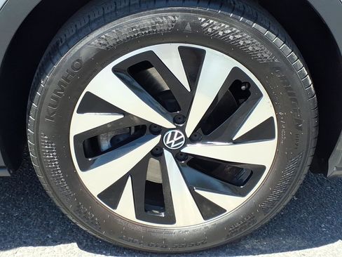 Used 2023 Volkswagen ID.4 Pro AWD/4WD image 9
