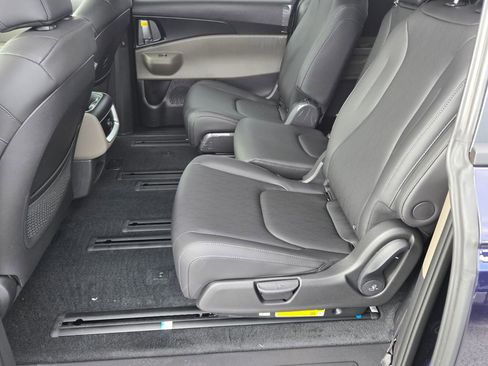 New 2026 Kia Carnival LXS FWD image 9