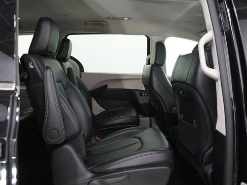 Used 2024 Chrysler Pacifica Limited FWD image 12