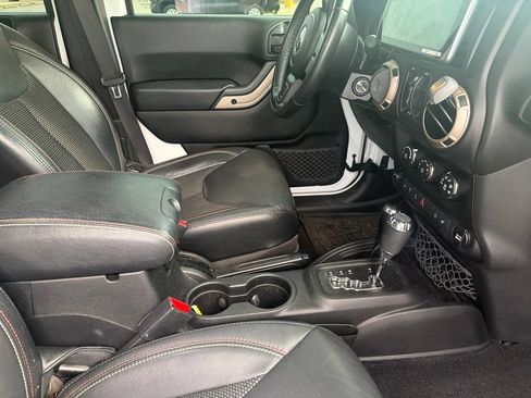 Used 2017 Jeep Wrangler Unlimited Sahara AWD/4WD image 21