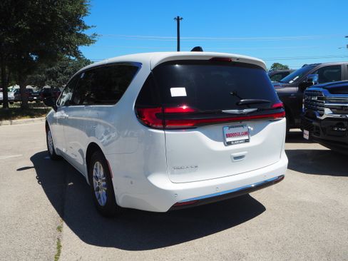 New 2025 Chrysler Pacifica Select w/ Uconnect Theater Family Group image 8