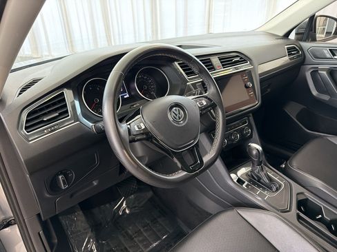 Used 2021 Volkswagen Tiguan SE w/ Panoramic Sunroof Package FWD image 4