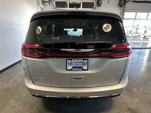 Used 2024 Chrysler Pacifica Touring-L image 4