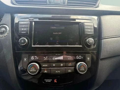 Used 2019 Nissan Rogue SV image 34